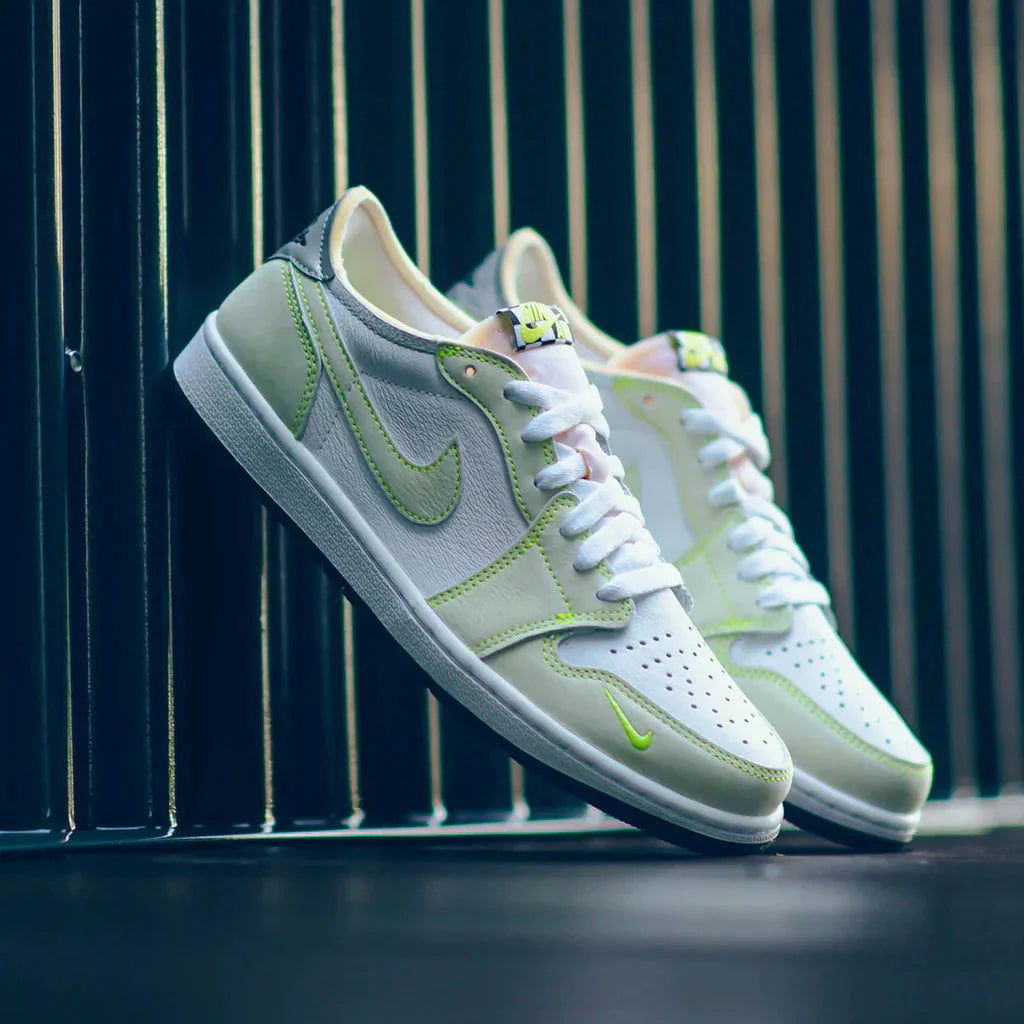 Air Jordan 1 Low OG 'Ghost Green'- Streetwear Fashion - lacezy.com