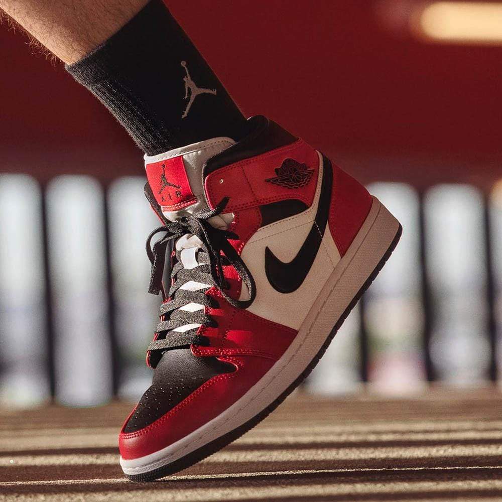 Air Jordan 1 Mid 'Chicago Black Toe'- Streetwear Fashion - lacezy.com