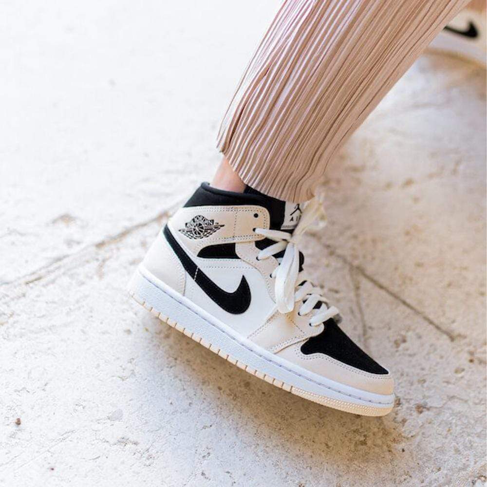 Air Jordan 1 Mid Wmns 'Barely Orange'- Streetwear Fashion - lacezy.com