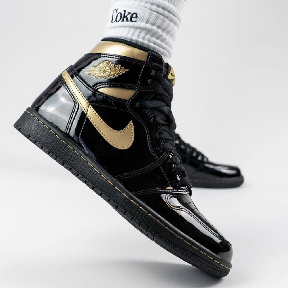 Air Jordan 1 Retro High OG 'Black Metallic Gold'- Streetwear Fashion - lacezy.com