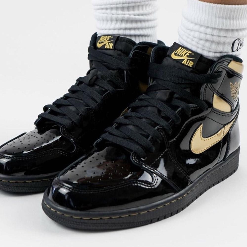 Air Jordan 1 Retro High OG 'Black Metallic Gold'- Streetwear Fashion - lacezy.com