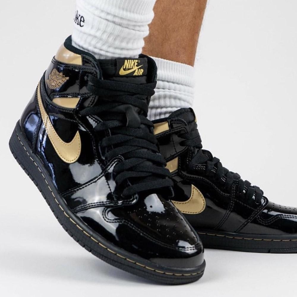 Air Jordan 1 Retro High OG 'Black Metallic Gold'- Streetwear Fashion - lacezy.com